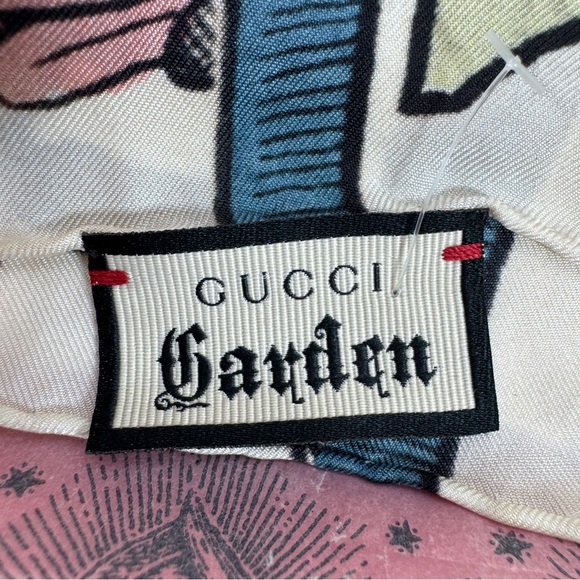 GUCCI Garden Collection Silk Scarf in Box - Picture 7 of 9